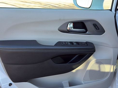 Used 2022 Chrysler Pacifica Touring-L image 7