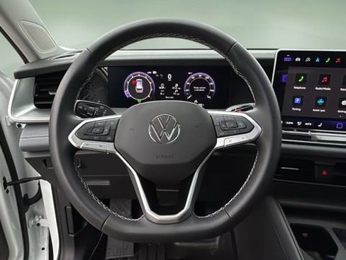 Used 2025 Volkswagen Tiguan SE image 11