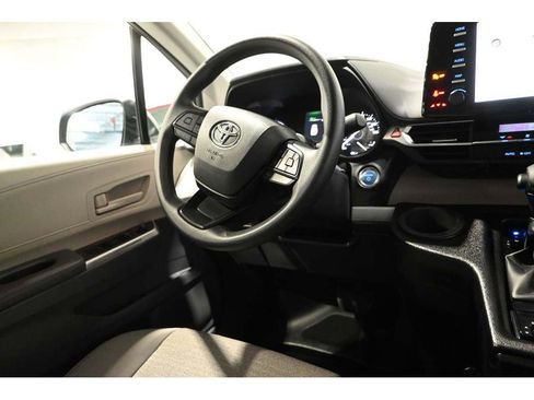 Used 2023 Toyota Sienna LE FWD image 23
