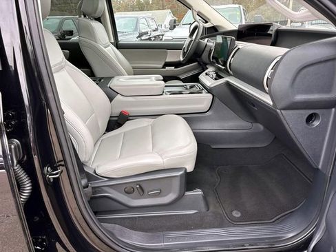 Used 2025 Ford Expedition Active image 18