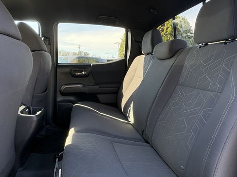 Used 2017 Toyota Tacoma TRD Sport w/ Tow Package (A/T) image 10