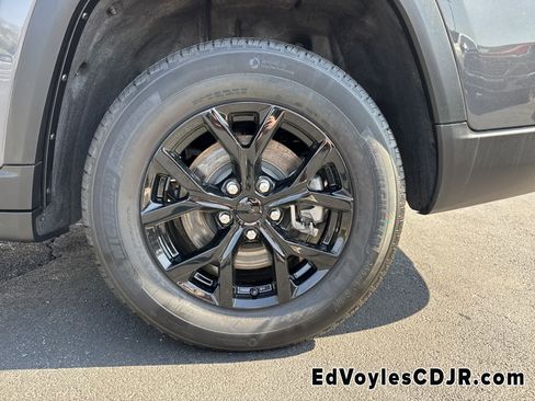 Used 2025 Jeep Grand Cherokee L Altitude image 24