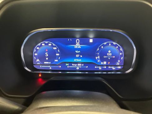 Used 2022 Chevrolet Tahoe Z71 w/ Luxury Package AWD/4WD image 15