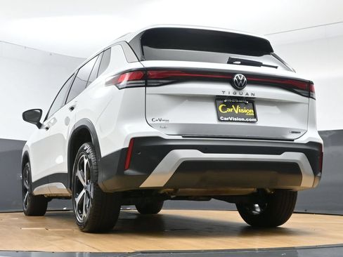 Used 2025 Volkswagen Tiguan SE w/ Panoramic Sunroof Package AWD/4WD image 46