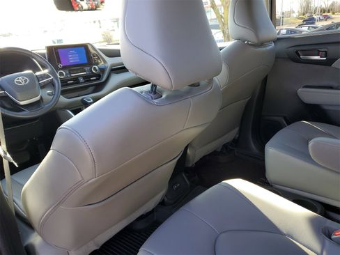 Certified 2023 Toyota Highlander XLE image 15