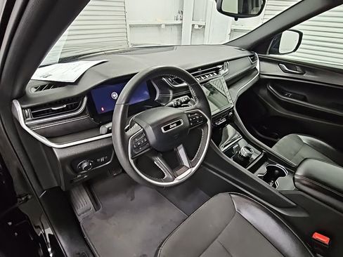 Used 2024 Jeep Grand Cherokee L Laredo image 12