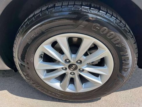 Used 2019 Kia Sorento FWD V6 image 11