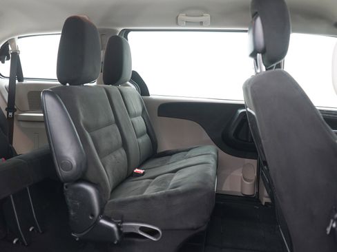Used 2015 Dodge Grand Caravan American Value Package FWD image 12