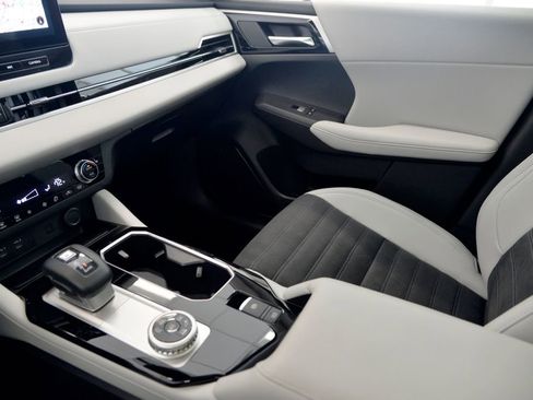 Used 2025 Mitsubishi Outlander SE image 26