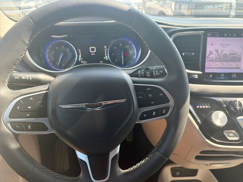 Used 2023 Chrysler Pacifica Touring-L FWD image 25