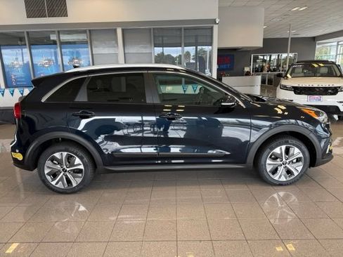 Used 2022 Kia Niro EX FWD image 2