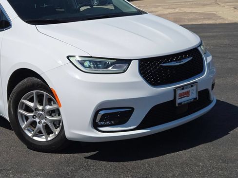 Certified 2024 Chrysler Pacifica Touring-L FWD image 2