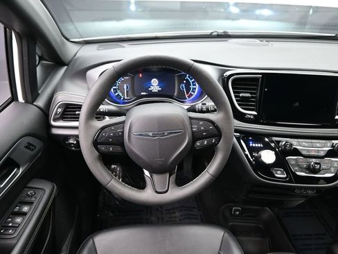 Used 2024 Chrysler Pacifica Limited FWD image 24
