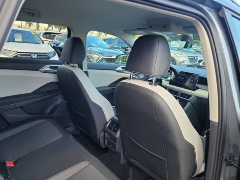 Certified 2025 Volkswagen Taos SE FWD image 9