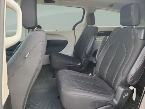 Used 2019 Chrysler Pacifica Touring Plus image 17