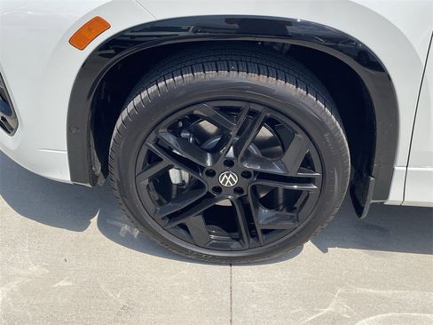 New 2025 Volkswagen Tiguan SE R-Line image 9