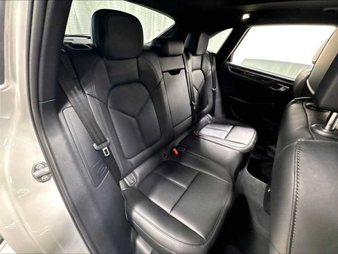 Used 2025 Porsche Macan AWD/4WD image 31