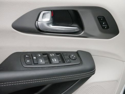 Used 2024 Chrysler Pacifica Touring-L image 19