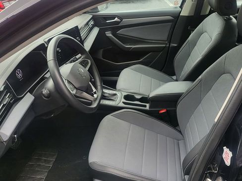 Used 2025 Volkswagen Jetta SE FWD image 3