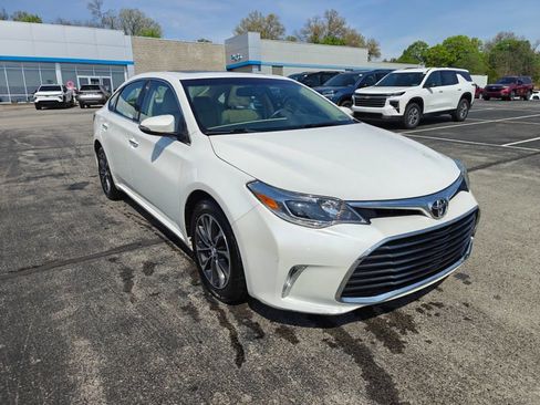 Used 2016 Toyota Avalon Limited FWD image 3