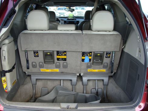 Used 2014 Toyota Sienna XLE FWD image 34