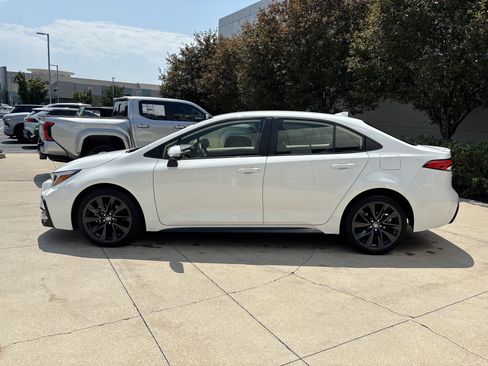 Used 2025 Toyota Corolla SE FWD image 9