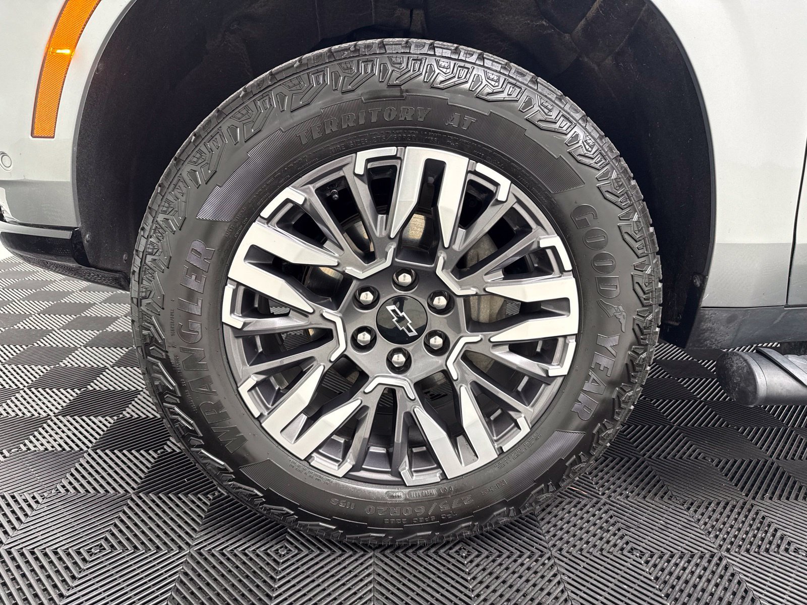 Used 2025 Chevrolet Suburban Z71 AWD/4WD image 11