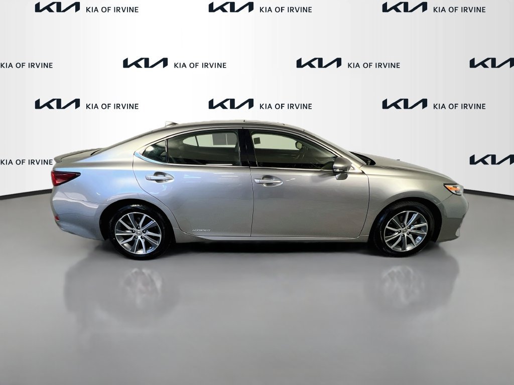 Used 2016 Lexus ES 300h w/ Luxury Package w/Wood Trim FWD image 8