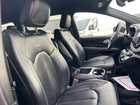 Used 2023 Chrysler Pacifica Touring-L w/ S Appearance Package image 14