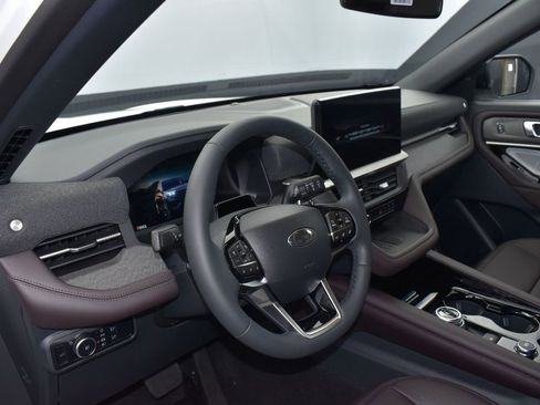 Used 2025 Ford Explorer Platinum w/ Ultimate Package image 5