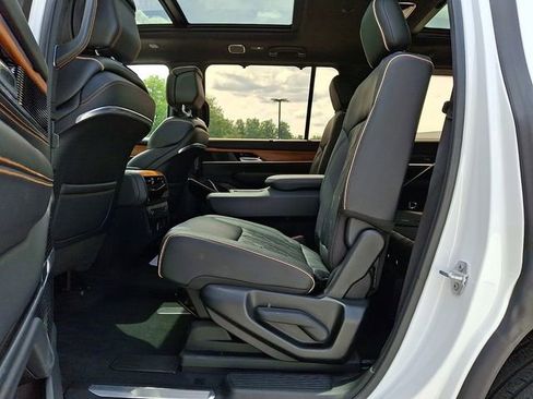 Used 2023 Jeep Grand Wagoneer Series III AWD/4WD image 13