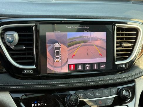 Used 2024 Chrysler Pacifica Limited FWD image 26