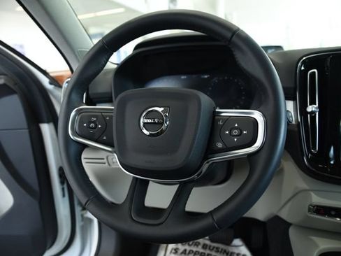 Used 2021 Volvo XC40 T5 Momentum w/ Premium Package AWD/4WD image 14