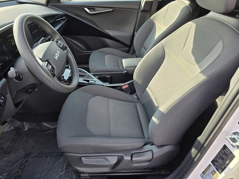 Used 2023 Kia Niro LX image 28