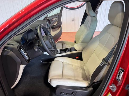 Used 2023 Volvo XC40 B5 Plus w/ Protection Package Premier AWD/4WD image 18