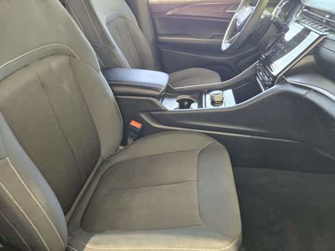 Used 2025 Jeep Grand Cherokee L Laredo RWD image 15