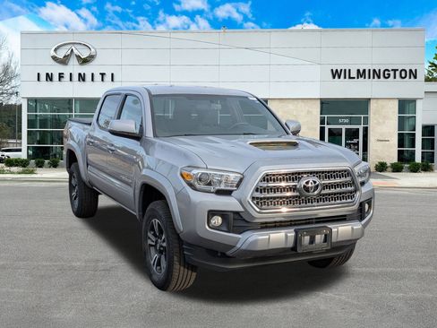Used 2017 Toyota Tacoma TRD Sport image 1