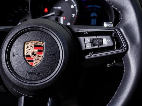 Certified 2025 Porsche Macan image 19