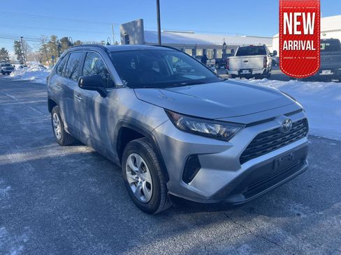 Used 2021 Toyota RAV4 LE image 1