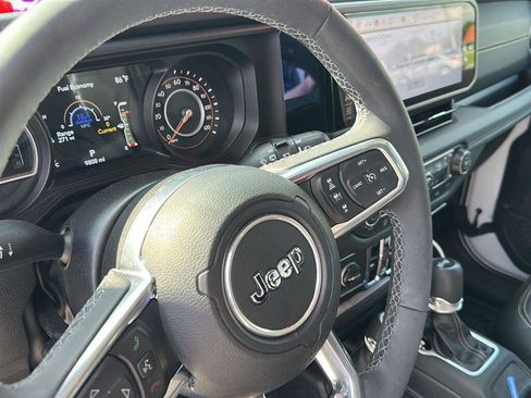 Used 2025 Jeep Wrangler Unlimited Sahara AWD/4WD image 12