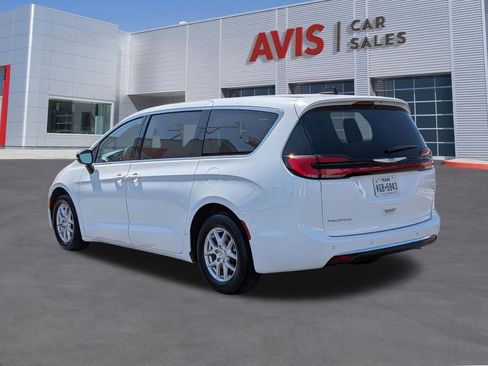 Used 2024 Chrysler Pacifica Touring-L FWD image 9