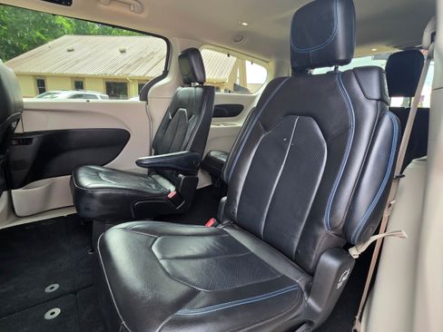Used 2021 Chrysler Pacifica Touring-L FWD image 23