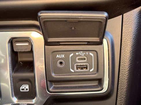 Used 2022 Jeep Wrangler Sport AWD/4WD image 37