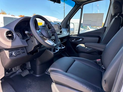 Used 2025 Mercedes-Benz Sprinter 2500 image 9