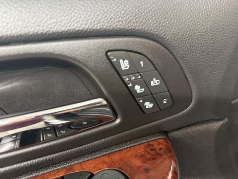 Used 2013 Chevrolet Avalanche LTZ image 24