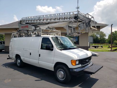 Used 2005 Ford E-350 and Econoline 350 Extended Super Duty RWD image 1