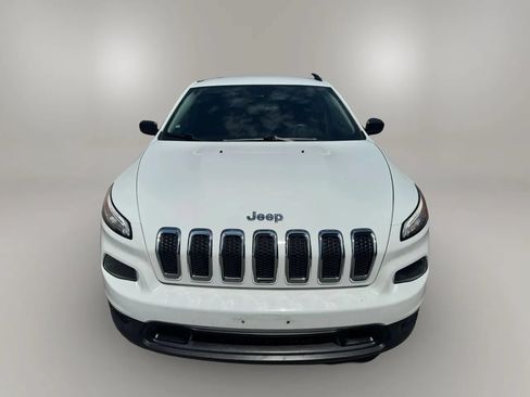 Used 2016 Jeep Cherokee Sport FWD image 3