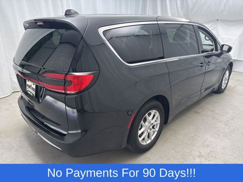 Used 2023 Chrysler Pacifica Touring-L FWD image 3