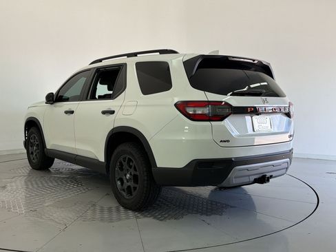 Used 2025 Honda Pilot TrailSport image 3