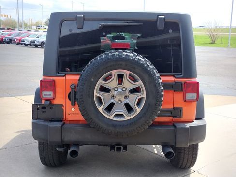 Used 2015 Jeep Wrangler Unlimited Rubicon w/ Connectivity Group AWD/4WD image 15